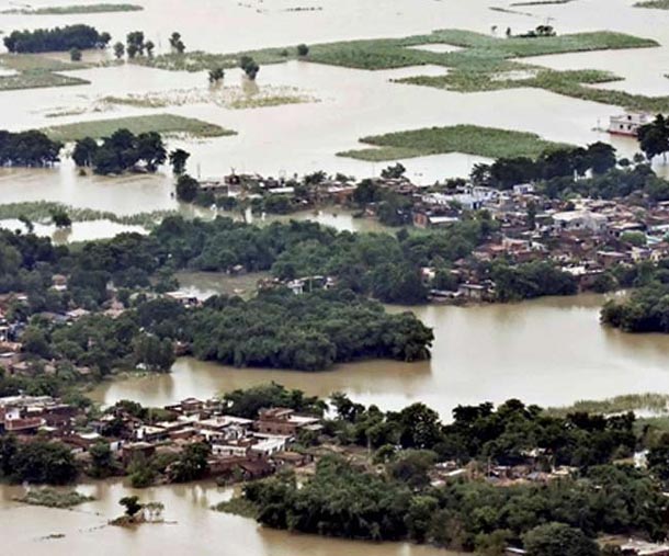 बिहार में बाढ़: नदियां खतरे के निशान पार, अररिया में पुल ध्‍वस्‍त