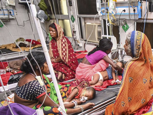बिहार में चमकी बुखार से मरने वाले बच्चों की संख्या 135 पहुंच गई