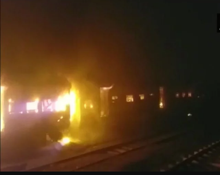 पटना-मोकामा पैसेंजर ट्रेन की 6 बोगियां जलकर खाक, मौके पर दमकल विभाग