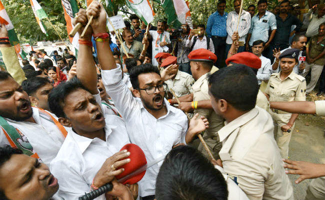 बिहार में कांग्रेस नेताओं ने किया सीबीआई मुख्यालय का घेराव, जमकर किया विरोध