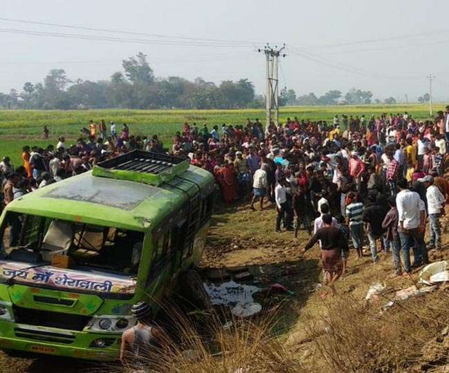 बिहार में दुर्घटनाओं का काला सोमवार: खाई में गिरी बस, पिकअप व ट्रक में टक्‍कर; 11 मरे