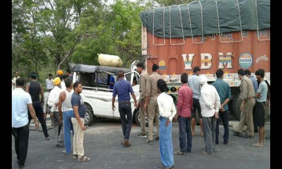 UP में तीन दिन के अंदर फिर हुआ बड़ा हादसा, लखीमपुर खीरी में खड़े ट्रक से टकराई मैजिक...