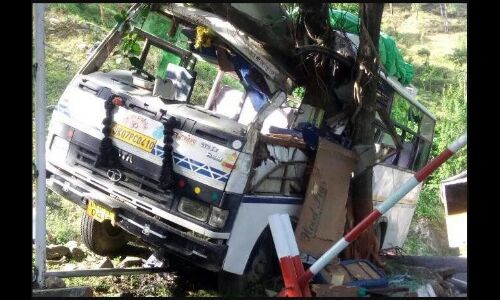 उत्तराखंड: बदरीनाथ धाम जा रहे यात्रियों से भरी बस की ट्रक से जोरदार भिड़ंत, यात्री घायल
