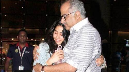 बेटी जाह्नवी को धड़क में देख, पापा बोनी की आंखें हुई नम, कही ये बात बेटी जाह्नवी को धड़क में देख, पापा बोनी की आंखें हुई नम, कही ये बात