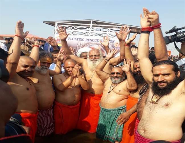 प्रयागराज कुंभ में योगी आदित्यनाथ ने कैबिनेट के सहयोगियों के साथ किया संगम पर स्नान