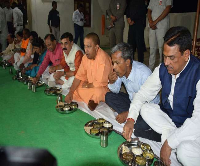 प्रतापगढ़ में मंत्री और पालिकाध्यक्ष ने बेलीं रोटियां, सीएम ने पंगत में बैठकर किया भोजन
