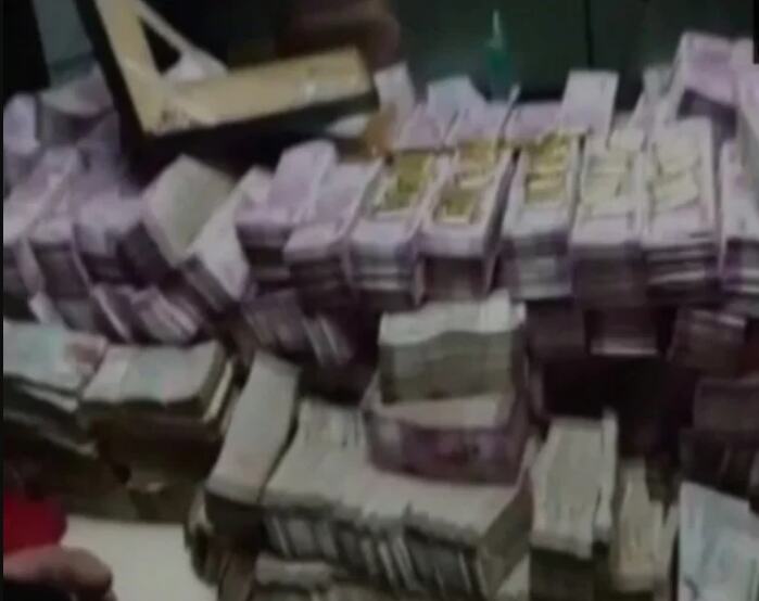 दिल्लीः U&I कंपनी के लॉकर ने उगले 61 करोड़, मिले 2 हजार के नोट और सोने के सिक्के