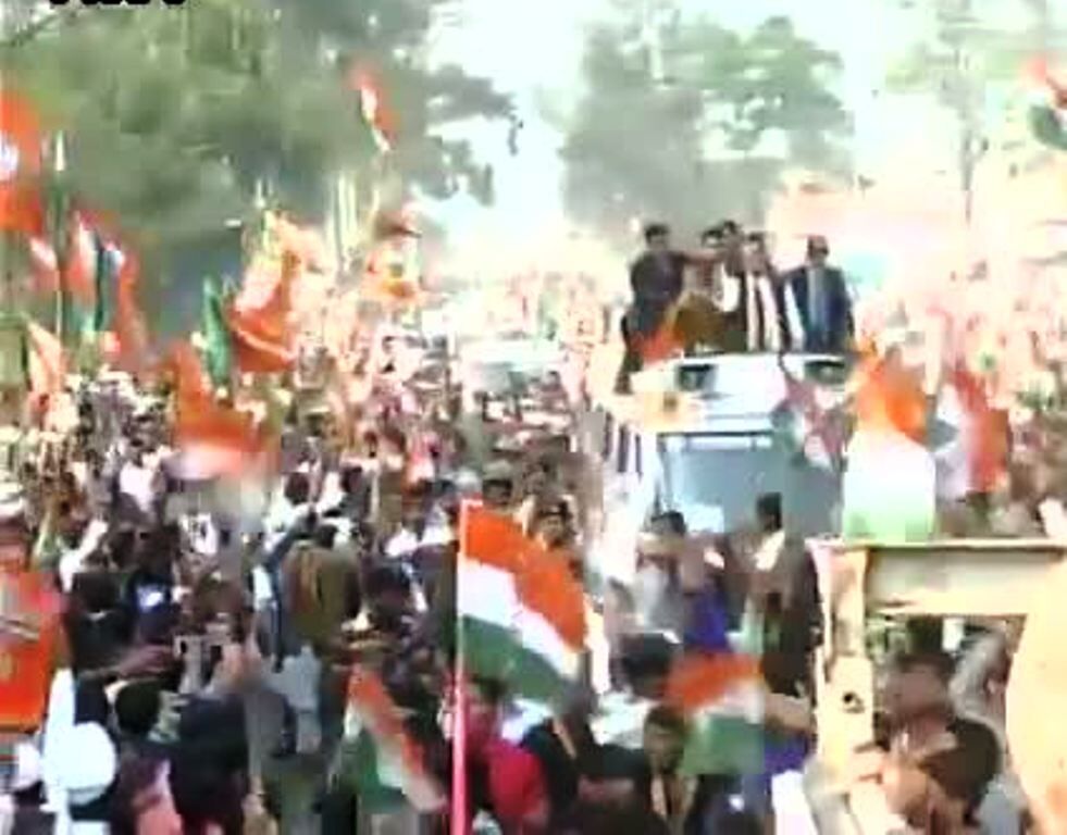 वीडियो में देखिए, राहुल के रोड शो में BJP के झंडे और मोदी-मोदी के नारे