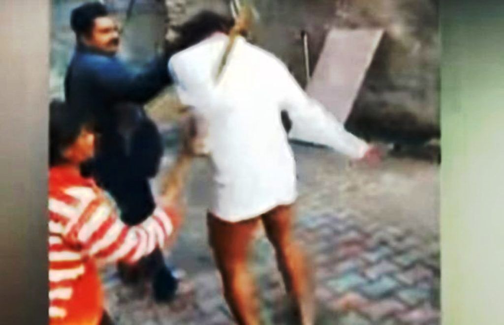 VIDEO: कृष्ण नगरी में हवस के पुजारी को भीड़ ने नंगा कर पीटा