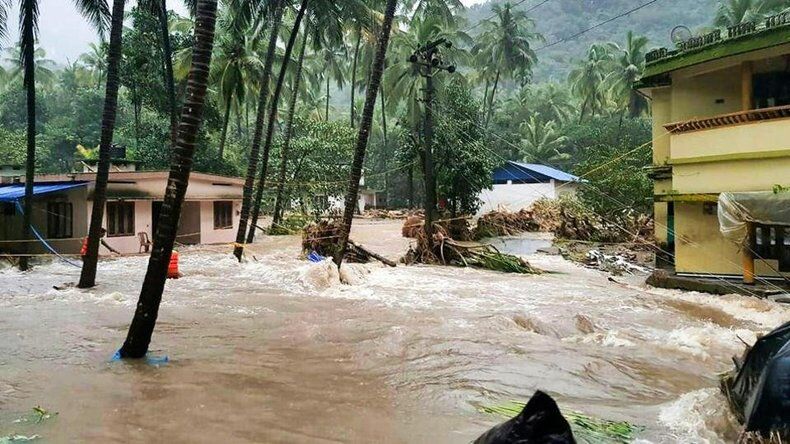 केरल बाढ़ : पीड़ितों का हाल जानने पहुंचे CM पिनाराई केरल बाढ़ : पीड़ितों का हाल जानने पहुंचे CM पिनाराई