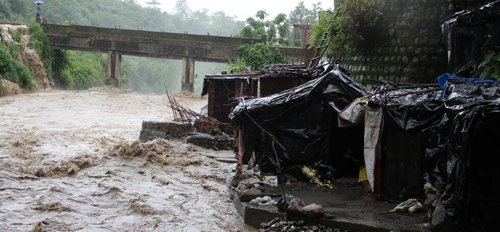 उत्तराखंडः बारिश से बंद हुए यमुनोत्री हाईवे पर फंसे यात्री, उफान पर आए नदी नाले