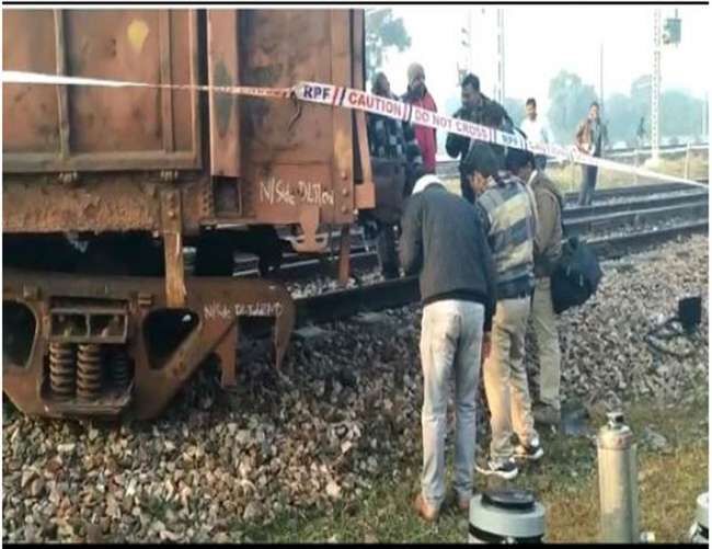 फीरोजाबाद में मालगाड़ी के डिब्बे पटरी से उतरे, रेल संचालन प्रभावित