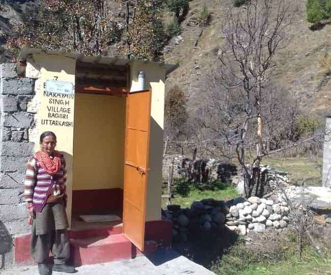 इस गांव में शौचालयों के बाहर लिखा है घर के मुखिया का नाम