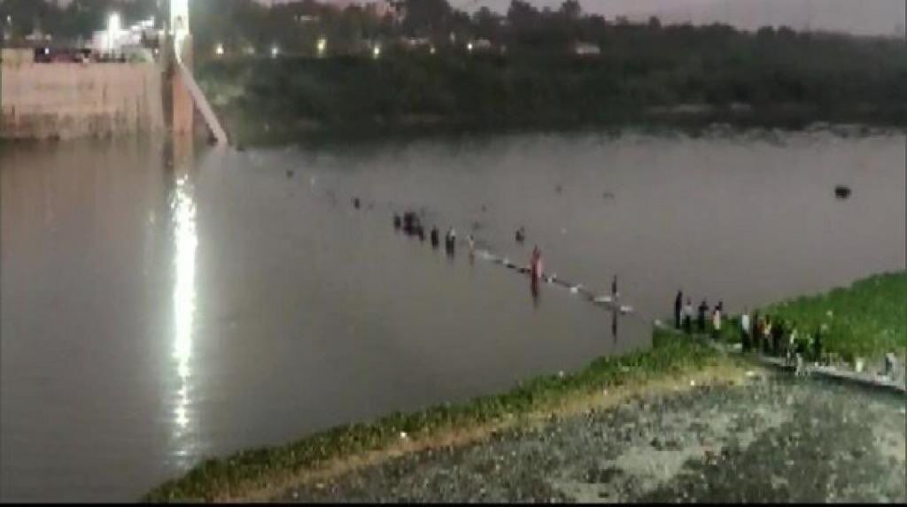 Suspension Bridge in Morbi Collapses, Many feared Drowned