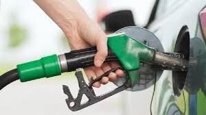 देशभर में लगातार पेट्रोल-डीजल के दामों में गिरावट का दौर जारी है.