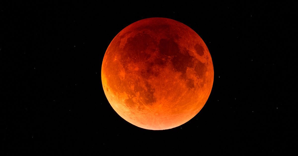 150 साल बाद ऐसा चंद्रग्रहण, ज्योतिषी जता रहे हैं इस बात की आशंका