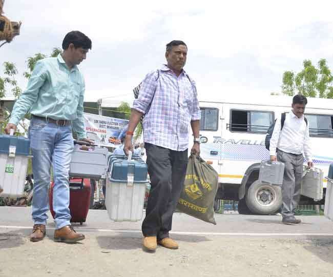 59 पोलिंग पार्टी मतदान कराने के 24 घंटे बाद दून पहुंचीं, वहीं स्ट्रांग रूप में डबल लॉक में रखी गई EVM