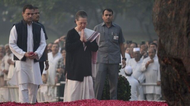 इंदिरा गांधी की पुण्यतिथि आज: राहुल, सोनिया और मनमोहन सिंह ने दी श्रद्धांजलि