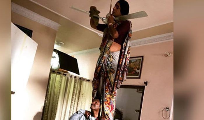 रिंकू भाभी ने कुछ ऐसे पंखा साफ करते हुए कहा- इनसे होता ही नहीं है... रिंकू भाभी ने कुछ ऐसे पंखा साफ करते हुए कहा- इनसे होता ही नहीं है...