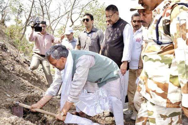 मुख्यमंत्री त्रिवेंद्र सिंह रावत ने कैरवान गांव में पौधा लगाकर शुरू किया ऋषिपर्णा अभियान