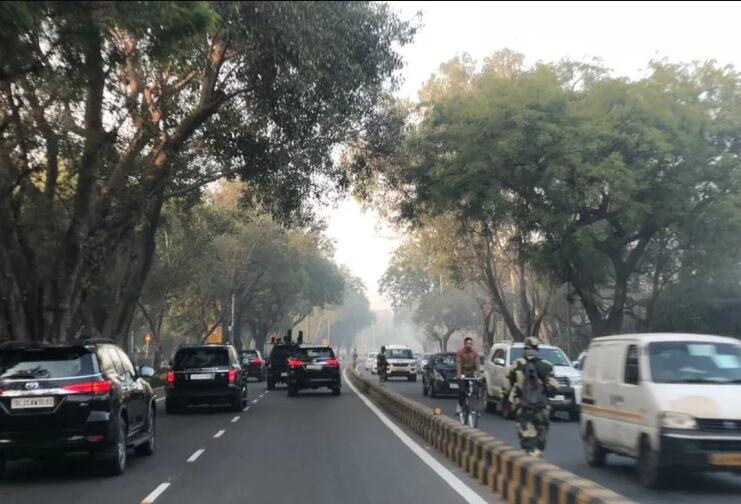 दिल्ली की सड़कों पर बिना किसी ताम-झाम के निकला पीएम मोदी का काफिला