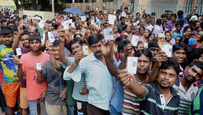 पश्चिम बंगाल में पंचायत चुनाव: वोटिंग के दौरान खून-खराबा, दो को जिंदा जलाया