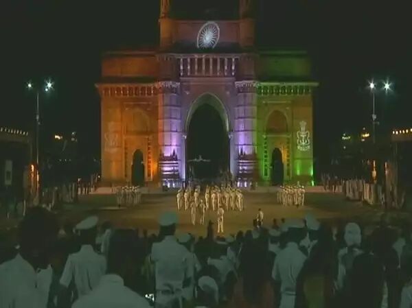 रंगो की रौशनी से सजा गेटवे ऑफ इंडिया, सेना ने किया बीटिंग द रिट्रीट का आयोजन