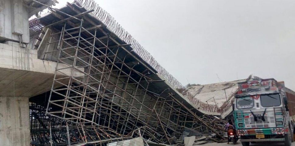 यूपी में बड़ा हादसा, नेशनल हाइवे 28 पर निर्माणाधीन फ्लाईओवर गिरा, मजदूर नीचे दबे