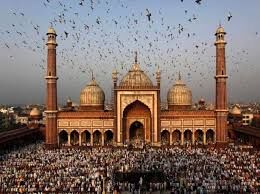 सऊदी अरब में ईद आज, जानें भारत में कब दिख सकता है चांद