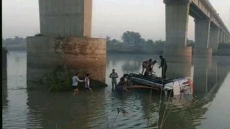 राजस्थान: सवाई माधोपुर में पुल से नदी में गिरी बस, अब तक 27 की मौत