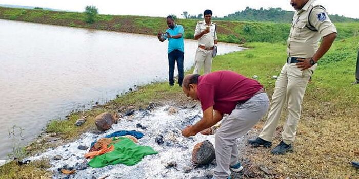 पत्थर से बांधकर लड़का-लड़की को तालाब में फेंका, मरने के बाद एक ही चिता पर जला दिया