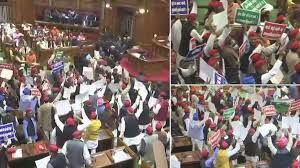 यूपी विधानसभा में हंगामा, SP-BSP विधायकों ने राज्यपाल पर फेंके कागज के गोले