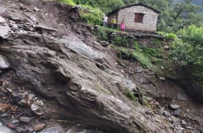 उत्तराखंड: आकाशीय बिजली गिरने से एक की मौत, खतरे के निशान पर पहुंची गंगा, कई घर क्षतिग्रस्त