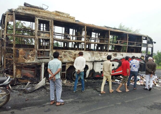 सीहोर : चार्टर्ड बस में लगी आग, पूरी बस जलकर हुई खाक, कोई जनहानि नहीं