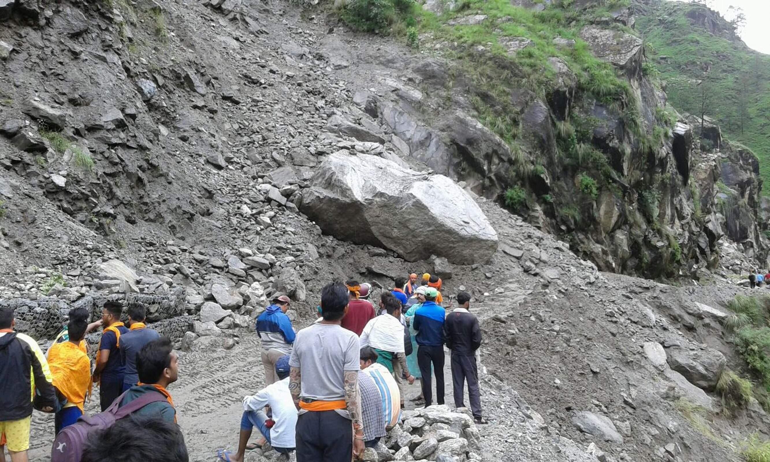 उत्तराखंड: देर रात से बंद यमुनोत्री हाईवे खुला, जेसीबी नहीं पहुंची तो यात्रियों ने खुद ही हटाए पत्थर