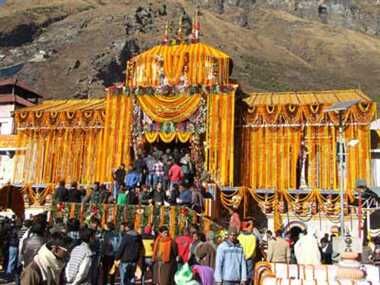 आज बंद होंगे बदरीनाथ धाम के कपाट, मंदिर को सजाया गया फूलों से