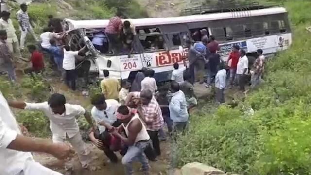 उत्तराखंड: कोटद्वार में खाई में गिरी यात्रियों से भरी बस, चालक सहित कई लोग घायल