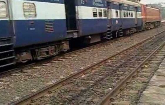 ट्रेन गुजरने से चंद मिनट पहले रेलवे फाटक तोड़कर टैक पर आया ट्रक