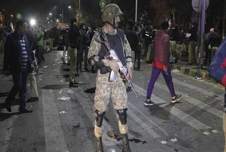 पाकिस्तान में आत्मघाती हमला, 11 सैनिकों की मौत, 13 से ज्यादा घायल