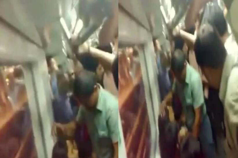 मेट्रो में लड़ रही थी 2 लड़कियां, सारे मजे ले गया एक आदमी, जानिए वायरल हो रहे वीडियो का सच