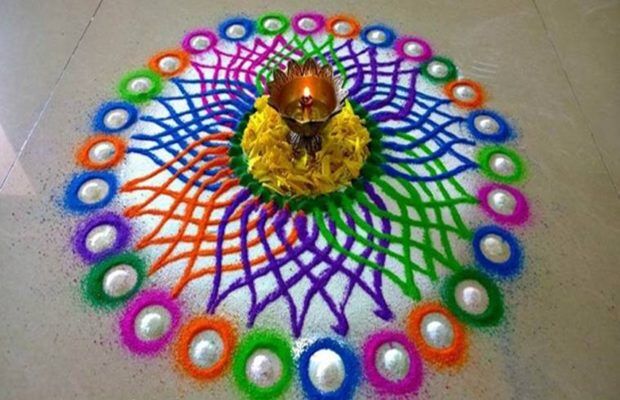 इस दिवाली माँ लक्ष्मी के स्वागत के लिए बनाएं ये सुंदर रंगोली