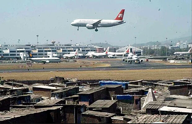 कैब हाईजैक करके एयरपोर्ट में घुसने की कोशिश नाकाम, सीआईएसएफ ने चलाई दो गोलियां कैब हाईजैक करके एयरपोर्ट में घुसने की कोशिश नाकाम, सीआईएसएफ ने चलाई दो गोलियां