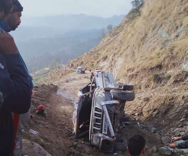पिथौरागढ़ में खाई में गिरा वाहन, दो लोगों की मौत; सात लोग घायल