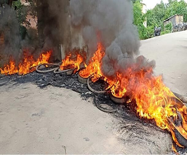 दर्दनाक: करंट से सड़क पर तड़पकर झुलसे चार युवक, तीन की मौत; भड़का बवाल