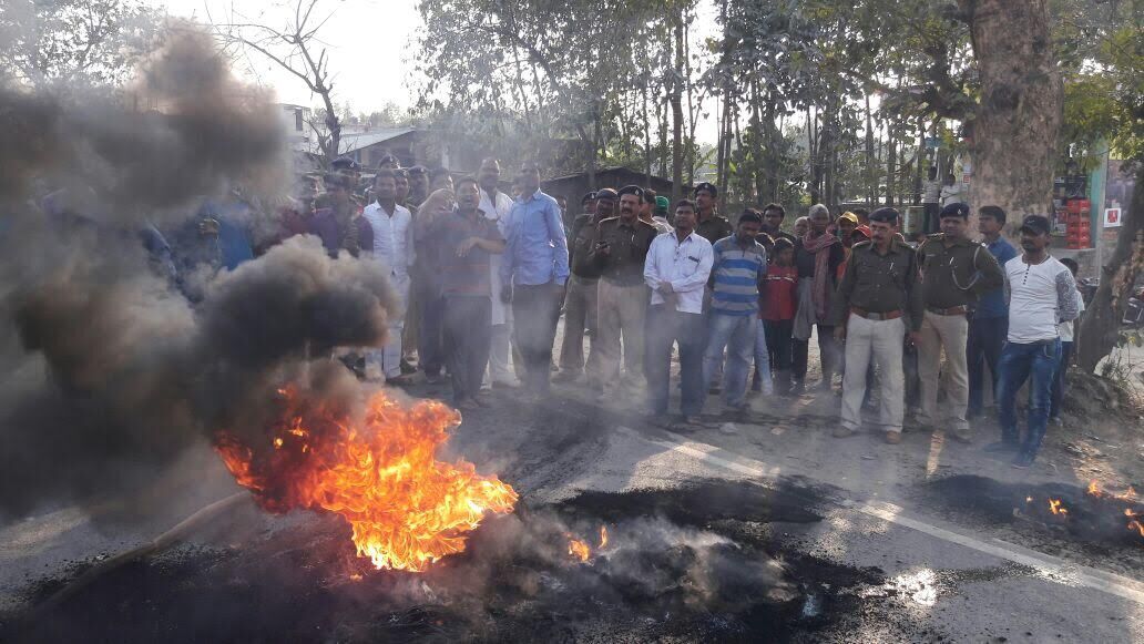बिहारः सड़क हादसे में युवक की मौत के बाद, ग्रामीणों ने मचाया तांडव
