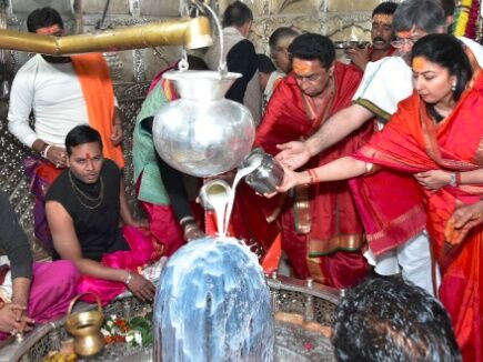 भगवान महाकाल के दर पर मुख्यमंत्री कमलनाथ, पत्नी के साथ की पूजा