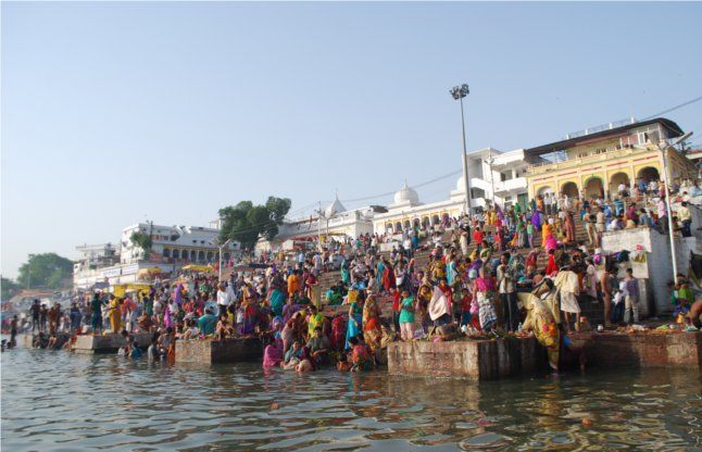 सोमवती अमावस्या पर उज्जैन में उमड़ी श्रद्धालुओं की भीड़, शिप्रा नदी में लगाई आस्था की डुबकी