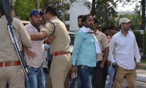 AMU में कल के बवाल के बाद आज भी माहौल तनावपूर्ण, जगह-जगह पर पुलिस की निगरानी AMU में कल के बवाल के बाद आज भी माहौल तनावपूर्ण, जगह-जगह पर पुलिस की निगरानी