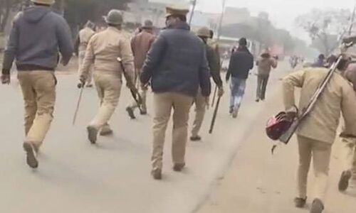 तिरंगा यात्रा में मौत, साजिश की आशंका, कासगंज हिंसा की 14 PHOTOS तिरंगा यात्रा में मौत, साजिश की आशंका, कासगंज हिंसा की 14 PHOTOS