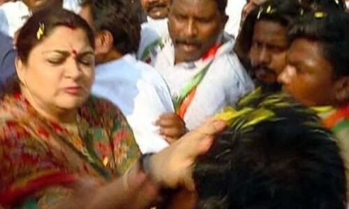 लोकसभा चुनाव के प्रचार के दौरान चुनावी रैली में कांग्रेस नेता और एक्ट्रेस से छेड़छाड़, कार्यकर्ता को जड़े ताबड़तोड़ थप्पड़ बरसाए लोकसभा चुनाव के प्रचार के दौरान चुनावी रैली में कांग्रेस नेता और एक्ट्रेस से छेड़छाड़, कार्यकर्ता को जड़े ताबड़तोड़ थप्पड़ बरसाए